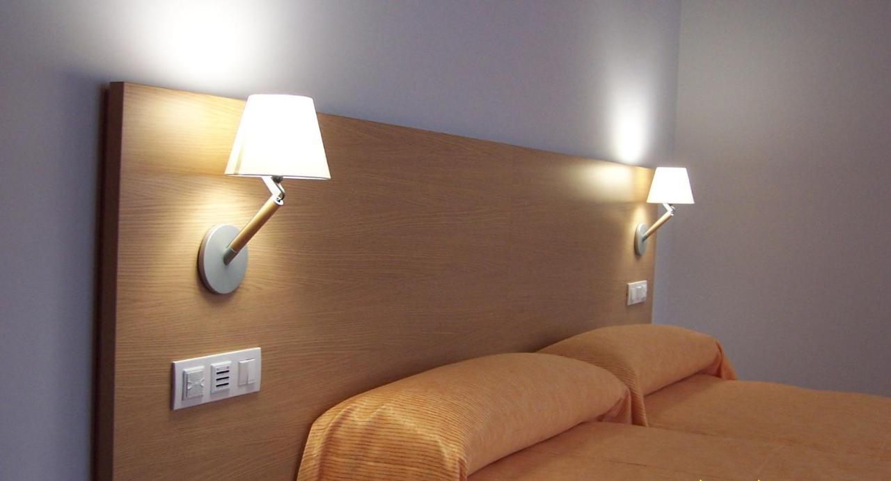 Hotel Windsor ซานติอาโก เด กอมโปสเตลา ภายนอก รูปภาพ