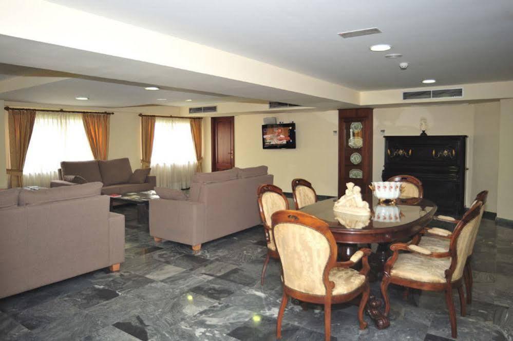 Hotel Windsor ซานติอาโก เด กอมโปสเตลา ภายนอก รูปภาพ